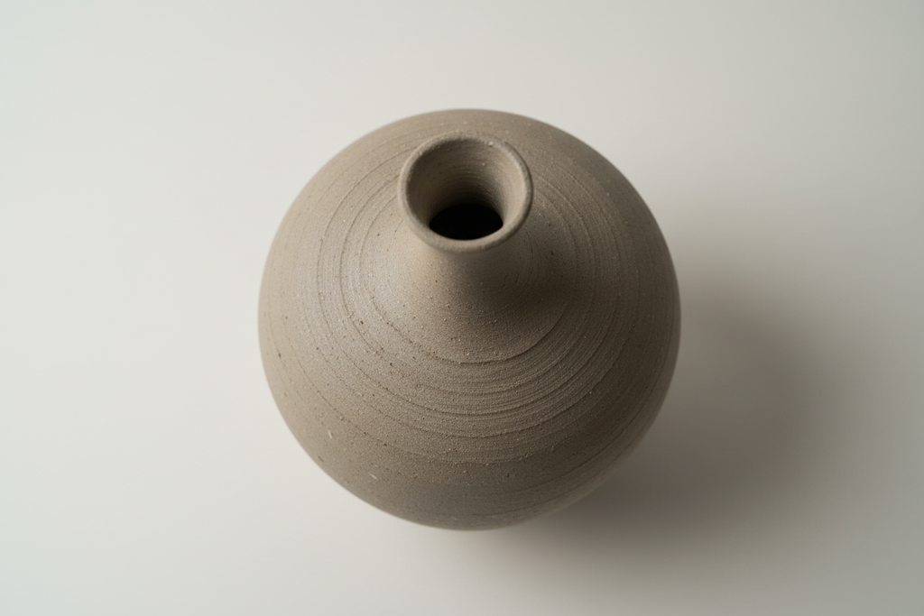 手工陶土花瓶俯视角度展示
